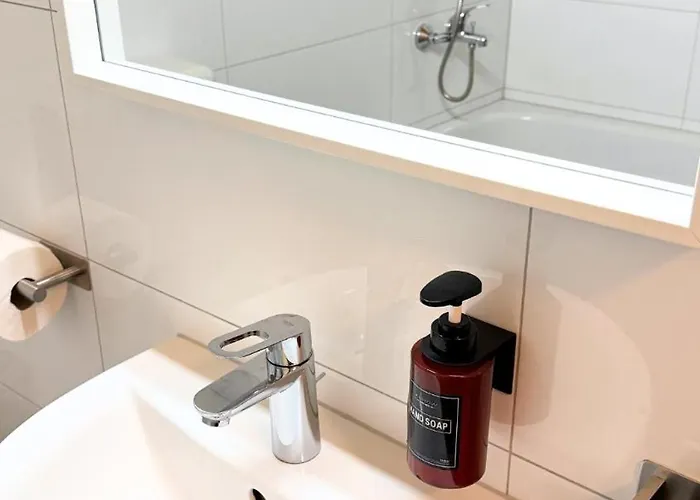 Moderne Mit Arbeitsplatz, Netflix, Nespresso & Privatem Stellplatz